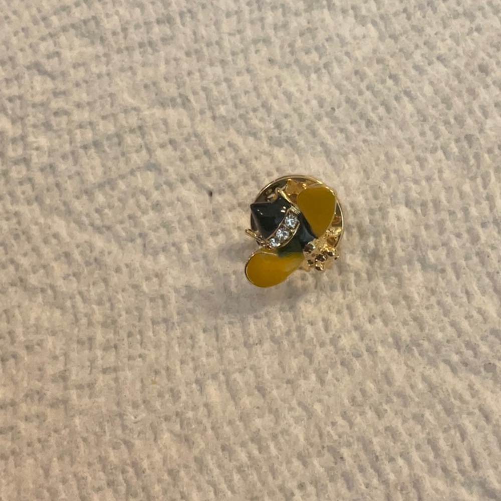 High quality vintage bumblebee pin/brooch with crystals. Never worn excellent.